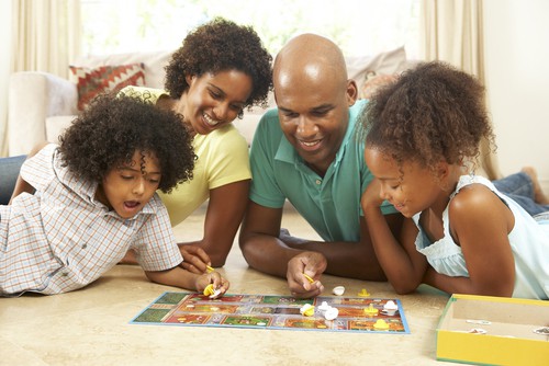 Orientadora pedagógica ensina como entreter os filhos com atividades educativas em casa