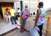 Moradores de rua são acolhidos em novos abrigos oferecidos pela Prefeitura de Aracaju