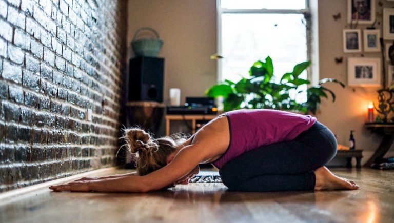 Pratique Yoga em casa! Conheça canais gratuitos e mantenha o equilibrio mental em casa