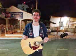 Músico Mineirense faz serenata em troca de alimentos para doação