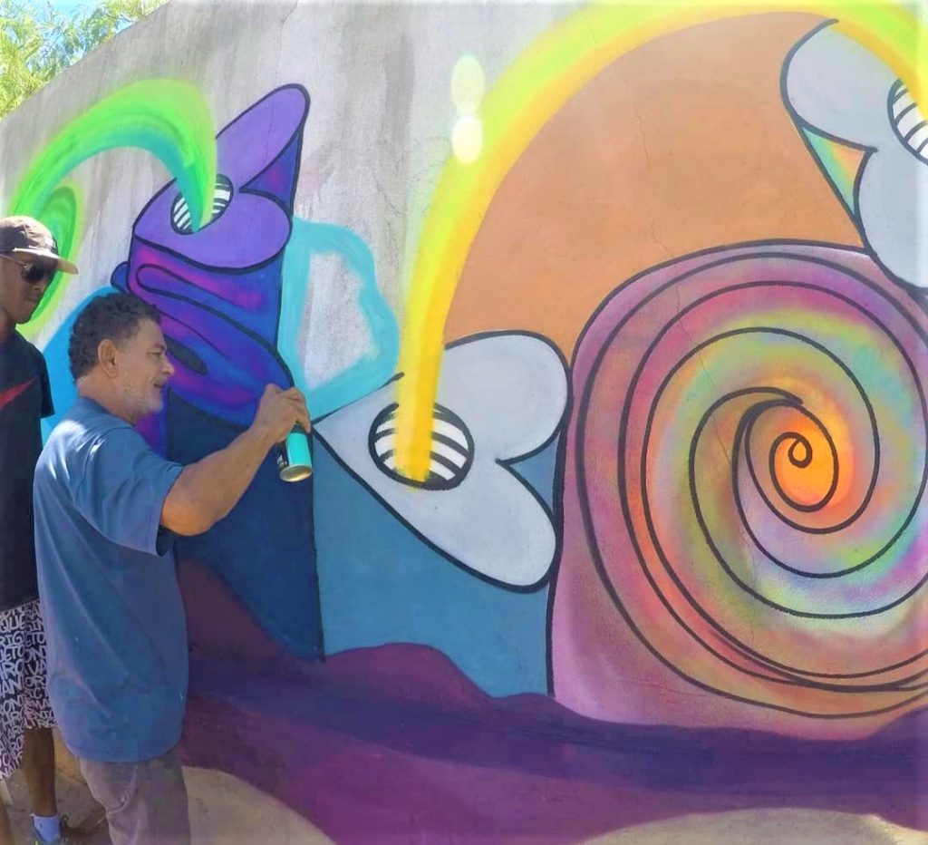 Artistas revitalizam pontos de ônibus com pinturas em Presidente Prudente