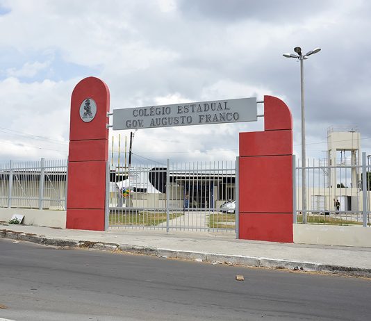 Alunos da rede pública de Aracaju recebem kit alimentação durante a quarentena