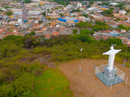 De braços abertos, o Cristo continua olhando e abraçando nossa Itupeva!