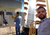 Músico faz serenata na calçada para mães em Botucatu