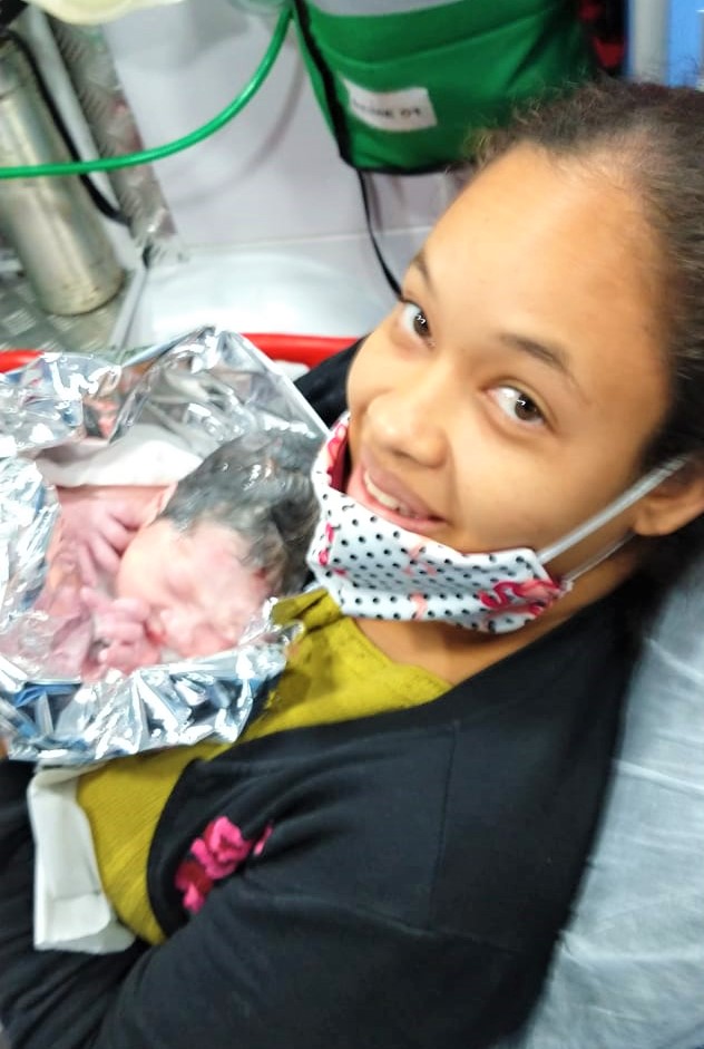 Prudentina dá à luz a pequena Heloíse dentro de ambulância