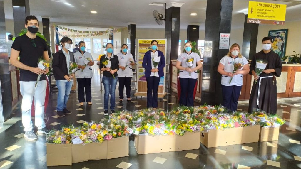 Profissionais do Hospital Regional recebem flores e poemas como homenagem pelos trabalhos durante a pandemia