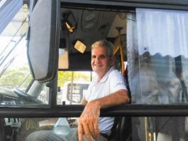 Lenda do trânsito de Garça, Seu Manoel esbanja simpatia aos 69 anos de idade