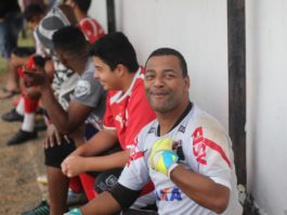 Ele é o goleiro mais comunicativo da várzea de Botucatu, mesmo sem falar uma palavra