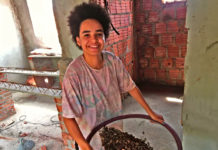 Com apenas 23 anos, garota está construindo a própria casa no interior de São Paulo