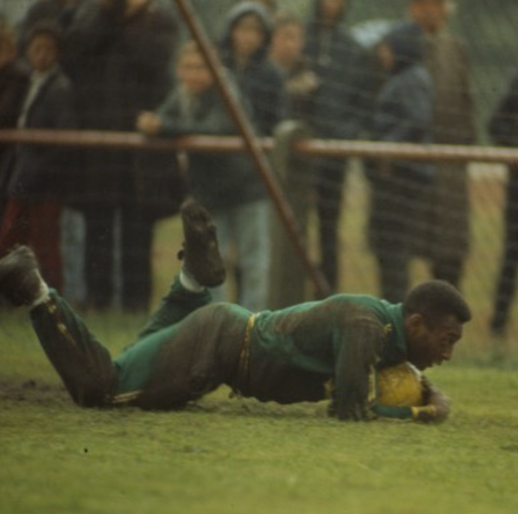 Na foto, Pelé está defendendo uma bola.