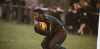 Na foto, Pelé está defendendo uma bola.