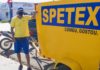 Júlio César ao lado do trailer de espetinhos em Bauru, o Spetex. Homem vestido com bermuda azul e camiseta amarela.