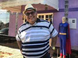Afonso Brizola: O coração do Carnaval em Foz do Iguaçu! afonso brizola em frente a sabrina fantasias