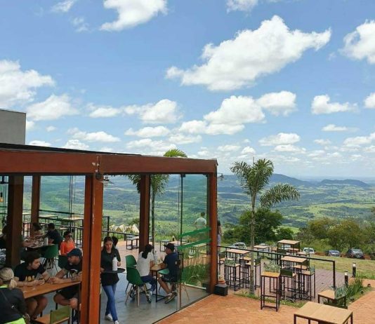 Deck 976, em Pardinho, encanta com vista incrível e carta de Drinks autêntica