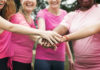 Mulheres vestidas de roupa rosa e unidas pelas mãos. Conscientização sobre mamografia e câncer de mama. Vagas em Bauru!