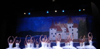 Espetáculo de dança da Ballet Art Scheila do Valle. Dia da bailarina. Na foto, várias bailarinas em um palco