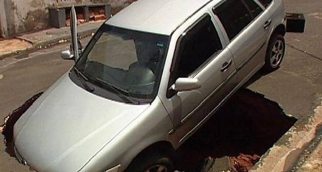Carro caído em um buraco Bauru, a Springfield Brasileira