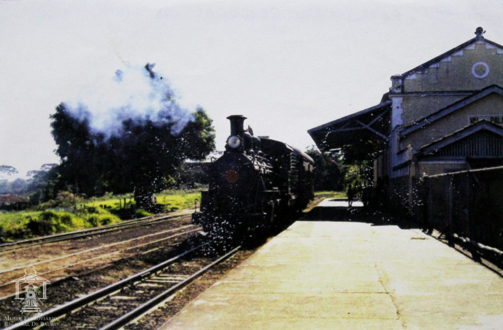 Locomotiva 278 e um carro bagagem de madeira estacionados junto a plataforma da Estação da Fazenda Val de Palmas.