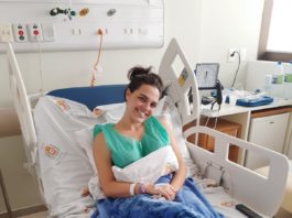 Bauruense que viajou mais de 2 mil km para doar medula óssea relata sua experiência: “Faria tudo de novo” Mulher em cama de hospital. Bauruense que viajou mais de 2 mil km para doar medula óssea relata sua experiência: "Faria tudo de novo"