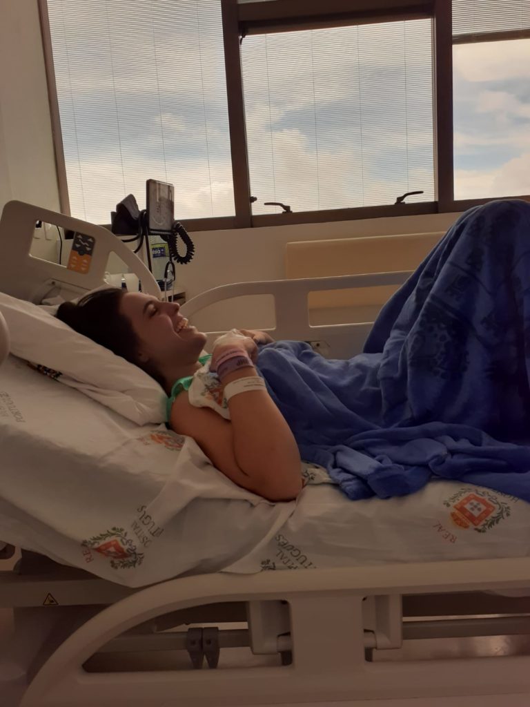 Mulher em cama de hospital. Bauruense que viajou mais de 2 mil km para doar medula óssea relata sua experiência: "Faria tudo de novo"