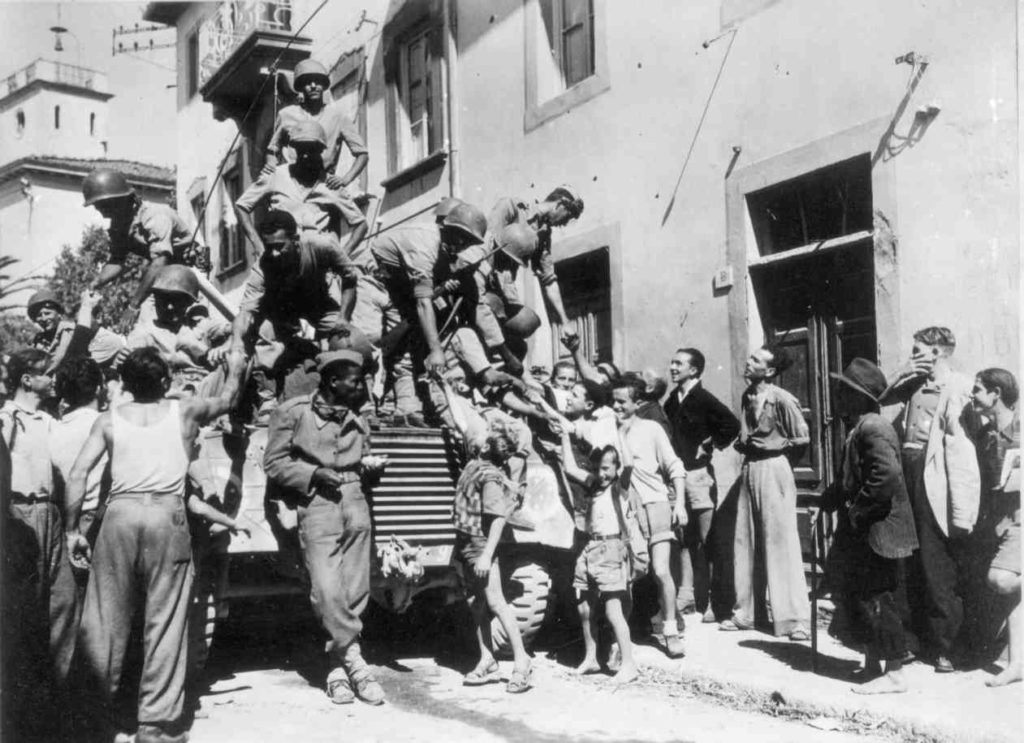 Soldados do Exército Brasileiro recebidos como libertadores. Norte da Itália, final de setembro de 1944, durante a Segunda Guerra Mundial. Foto da chegada dos pracinhas brasileiros na cidade italiana de Massarosa
