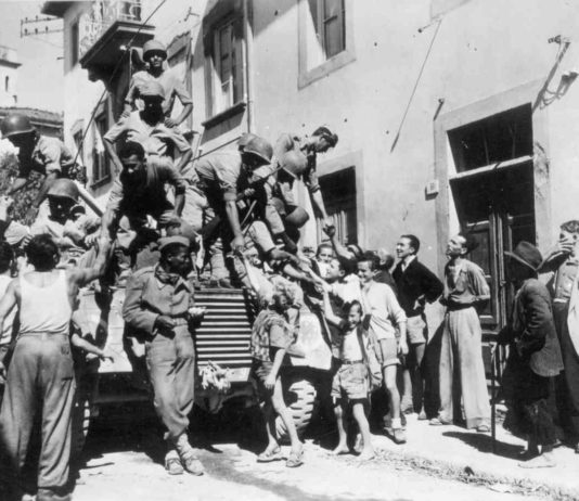 Soldados do Exército Brasileiro recebidos como libertadores. Norte da Itália, final de setembro de 1944, durante a Segunda Guerra Mundial. Foto da chegada dos pracinhas brasileiros na cidade italiana de Massarosa