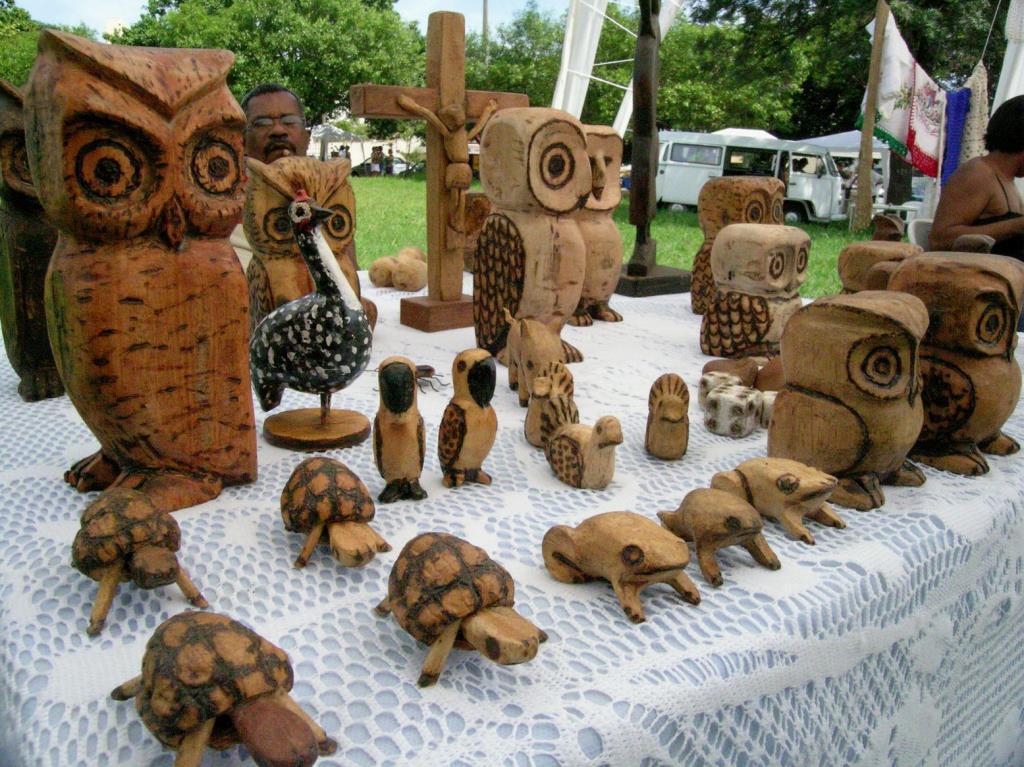 Peças em madeira em formatos de animais, como uma coruja, na feira de artesanato de Bauru. Parte 2: o que fazer e onde ir com um turista em Bauru?