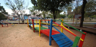 Brinquedo colorido no Parque Vitória Régia. 5 espaços públicos para curtir com as crianças em Bauru