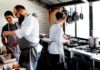 Confira 10 vagas de emprego disponíveis em Foz na área de alimentação cozinheiros trabalhando na cozinha