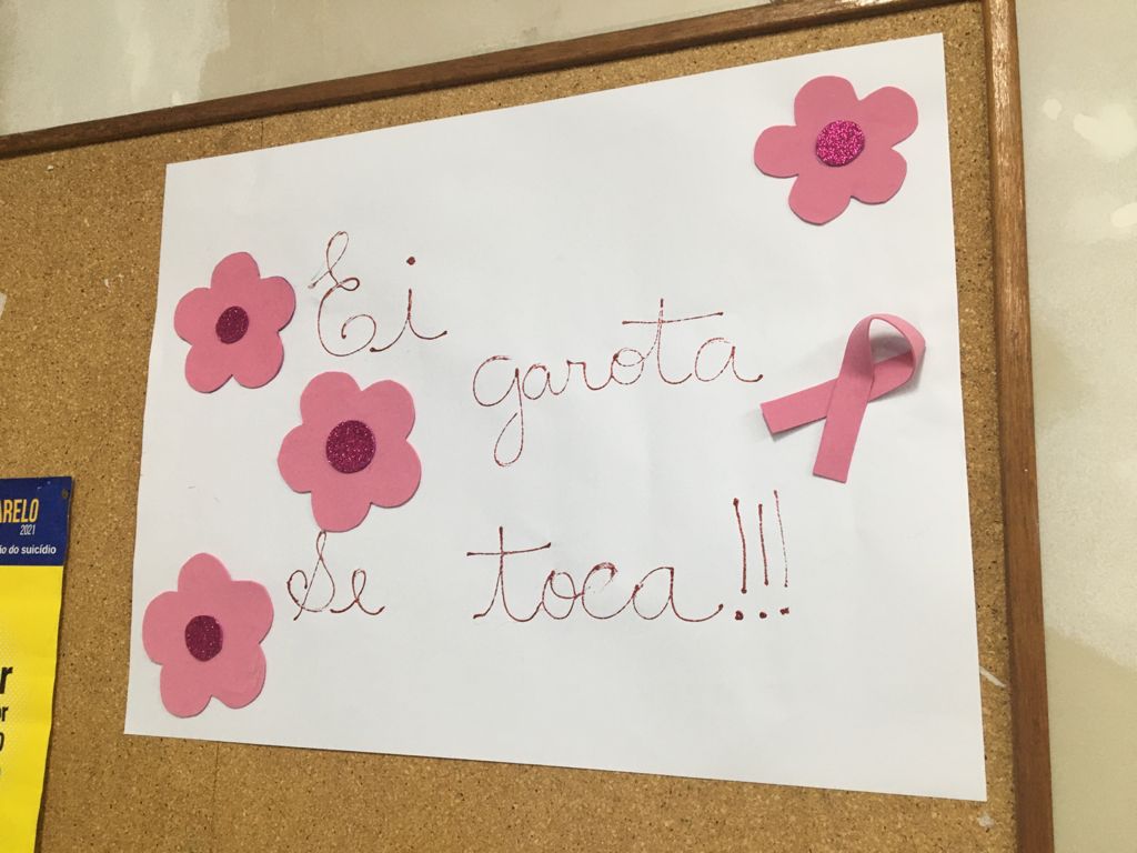 Cartaz de conscientização sobre o Outubro Rosa diz "Ei garota, se toca".