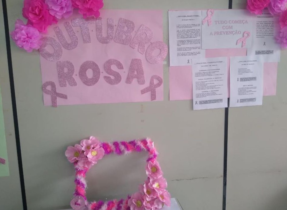 Cartazes de Outubro Rosa em parede de UBS em Bauru