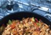 Macarrão de frango com legumes: receita da chef Ana Bia Foto de uma panela com macarrão, frango e legumes
