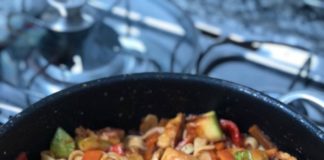 Foto de uma panela com macarrão, frango e legumes