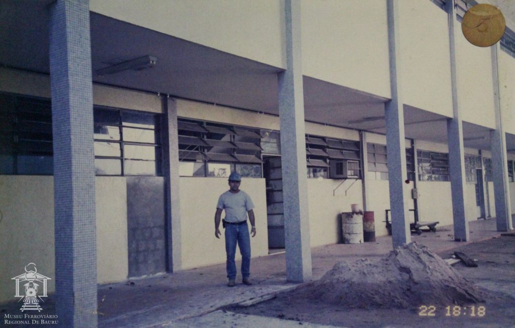 Fotos históricas exibem trabalhadores das ferrovias em Bauru. Confira! Trabalhador em reforma do prédio da sede da IV divisão nas oficinas de Bauru.