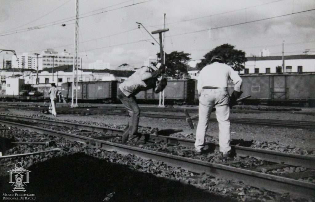 Trabalhadores da via permanente (soca) realizando manutenção em linha na esplanada de Bauru. Fotos históricas exibem trabalhadores das ferrovias em Bauru. Confira!