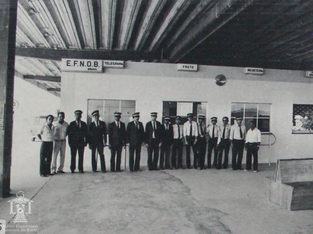 funcionários da estação de Corumbá MS em pose para foto no saguão da estação.  Fotos históricas exibem trabalhadores das ferrovias em Bauru. Confira!