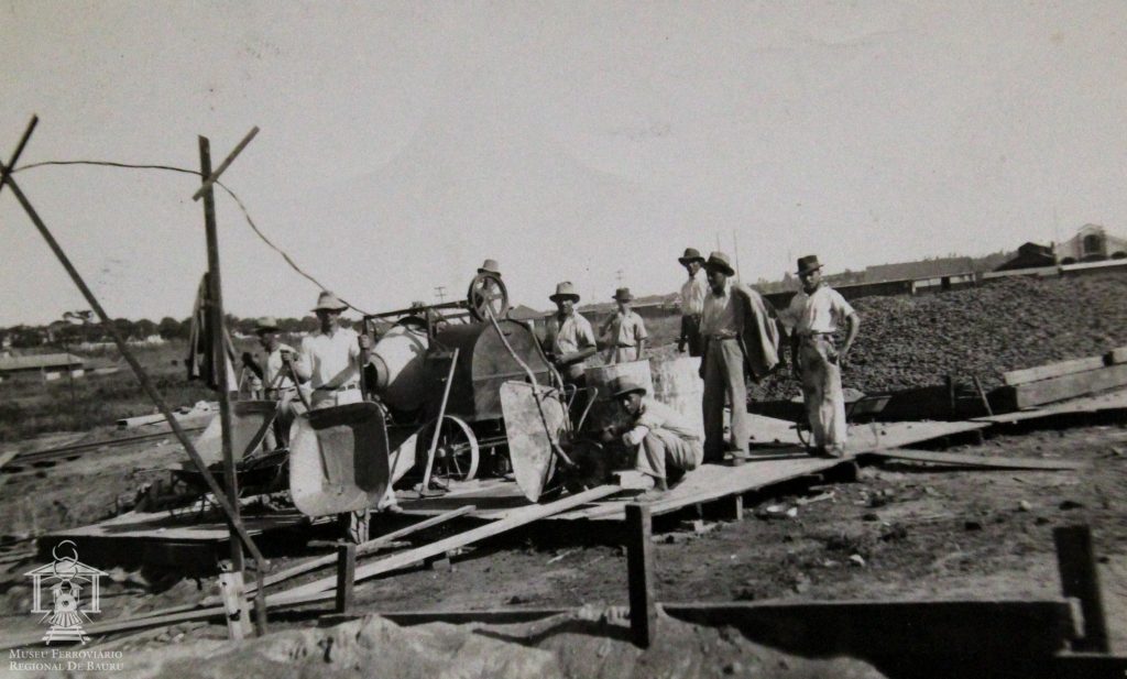 Funcionários trabalhando nas obras de construção do depósito de carros na esplanada de Bauru.   Fotos históricas exibem trabalhadores das ferrovias em Bauru. Confira!