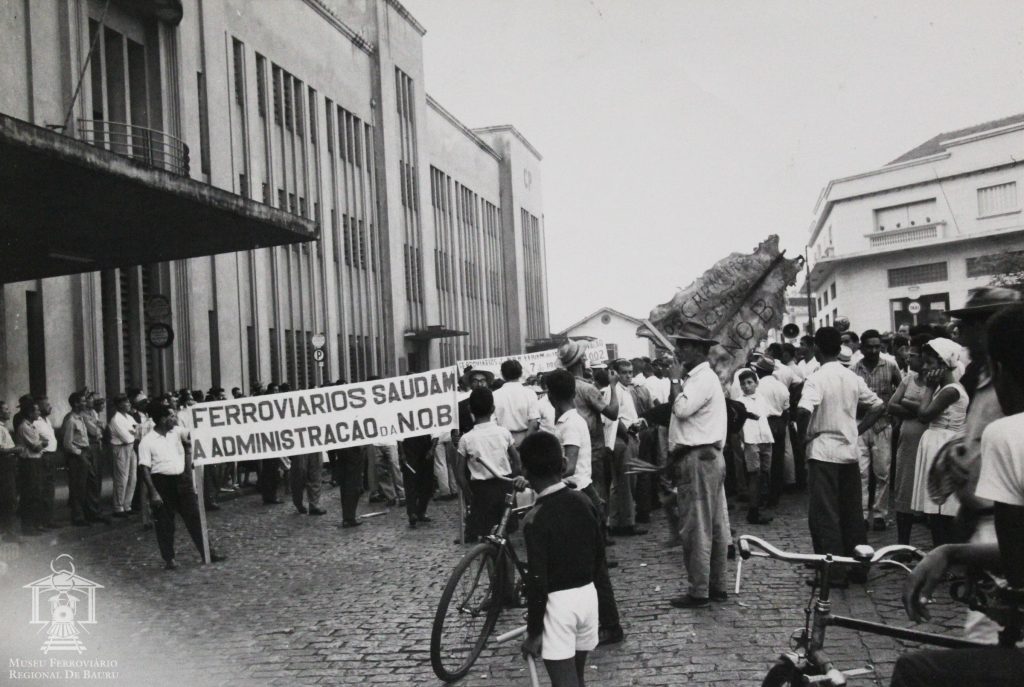 Fotografia com imagem dos trabalhadores da NOB em greve na frente da estação central de Bauru.  Fotos históricas exibem trabalhadores das ferrovias em Bauru. Confira!