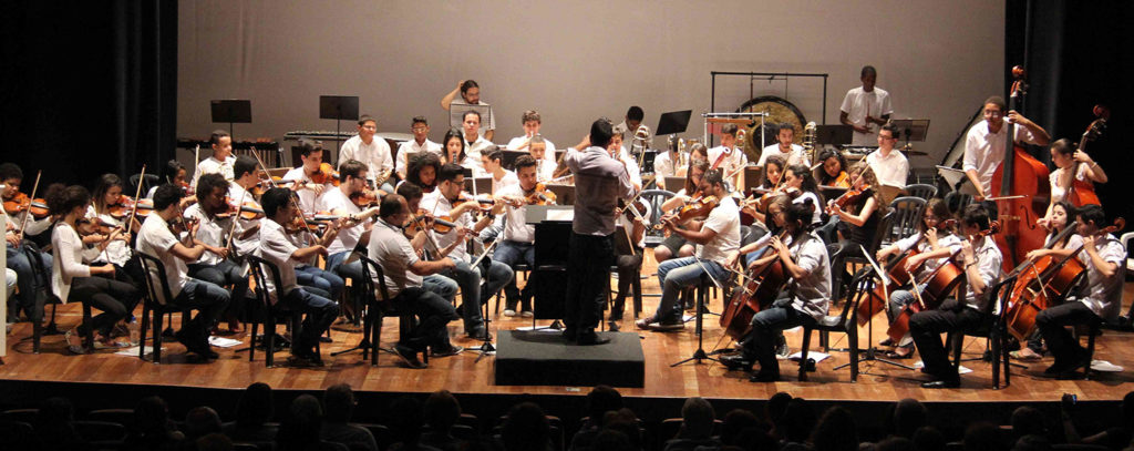 Na foto, músicas da orquestra no palco em uma apresentação. Parque Vitória Régia recebe Feira Especial de Natal. Confira a programação!