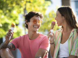 Na foto, um casal tomando sorvete em um dia ensolarado. Verão em Bauru: como aproveitar a estação mais quente do ano na Cidade Sem Limites