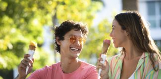 Na foto, um casal tomando sorvete em um dia ensolarado. Verão em Bauru: como aproveitar a estação mais quente do ano na Cidade Sem Limites
