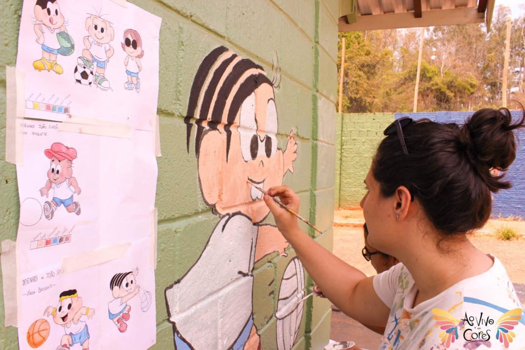 Alunos da Unesp pintando escola em Bauru. Dia da universidade: como a Unesp se conecta com a comunidade bauruense?