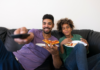 Sexta-feira combina com pizza e filme! Confira o roteiro para seu fim de semana em casa