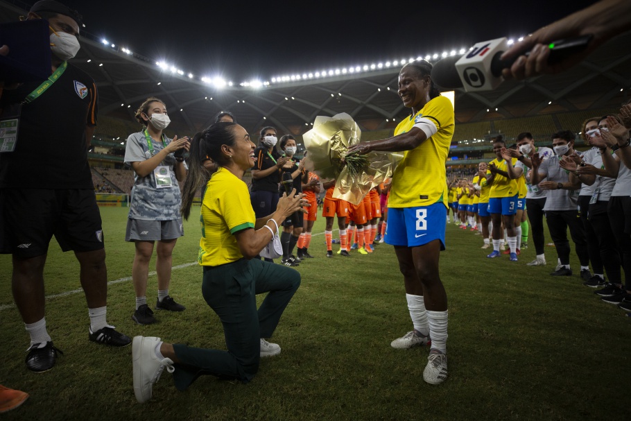 Marta ajoelhada diante de Formiga em homenagem. Uma das maiores jogadoras de futebol da história, Formiga estará em Bauru em evento neste mês