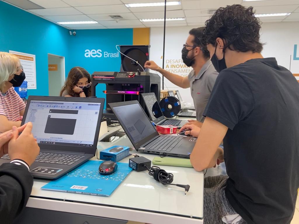 Na foto, pessoas em computadores, trabalho em grupo no Lab de Energia Criativa de Bauru. Evento em Bauru sobre negócios