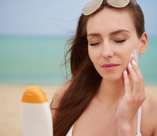 Dermatologista bauruense explica quais os principais cuidados com a pele e o cabelo no verão Mulher passando protetor solar. Dermatologista bauruense explica quais os principais cuidados com a pele e o cabelo no verão