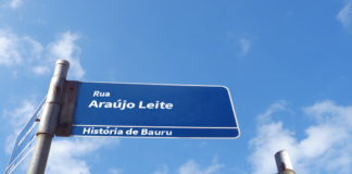 Placas das ruas Araújo Leite e Azarias Leite em Bauru