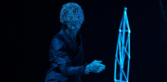Teatro do SESI Birigui retoma atividades com o espetáculo “Na Anatomia Oca dos Pássaros”