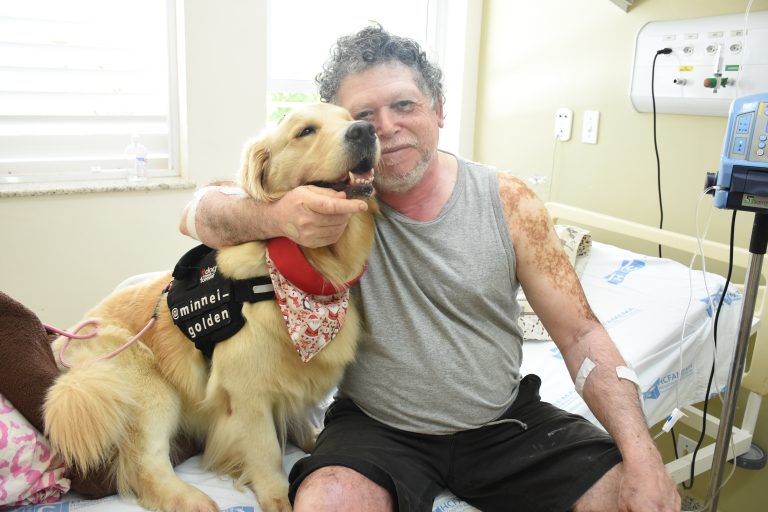 Conheça a história da cadela Minnei, a “Cão Terapeuta” do Hospital das Clínicas de Marília