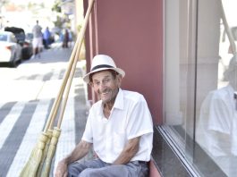 Seu João, o vendedor ambulante de vassouras de palha de Osvaldo Cruz
